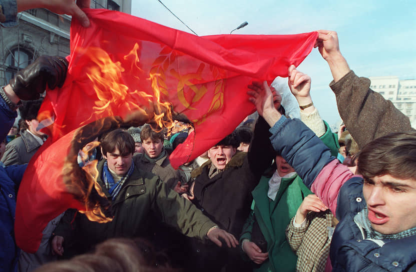 1990 год. Румыния первой из стран Восточной Европы и бывших членов Организации Варшавского договора запретила Коммунистическую партию