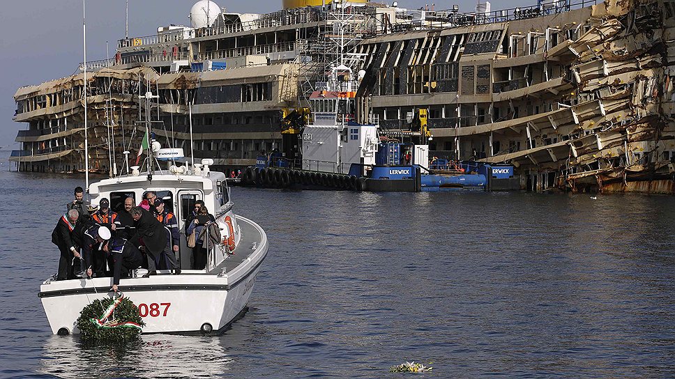 Церемония поминовения погибших при крушении круизного лайнера Costa Concordia у итальянского острова Джильо