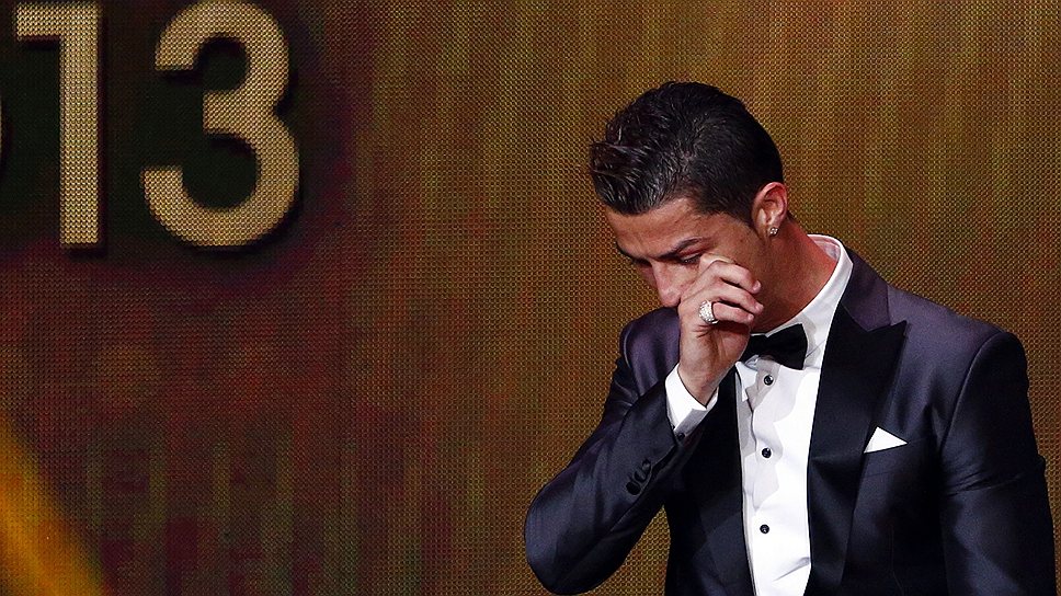 Португальский футболист Криштиану Роналду во время церемонии вручения «Золотого мяча» в Цюрихе