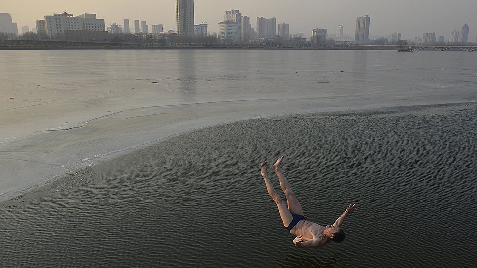 74-летний мужчина прыгает в ледяную реку в рамках своих вечерних упражнений в китайской провинции Шаньси