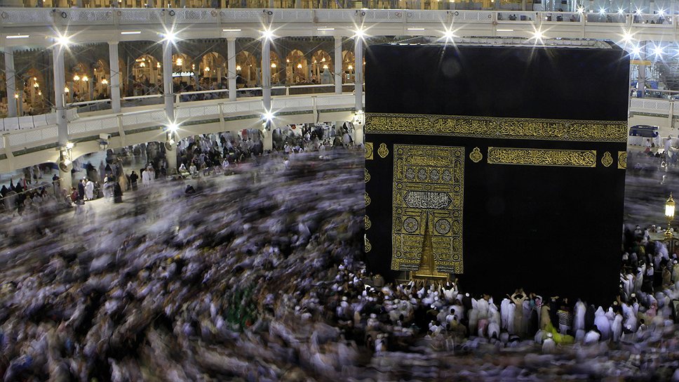 Мусульмане в Большой Мечети в священном городе Мекке