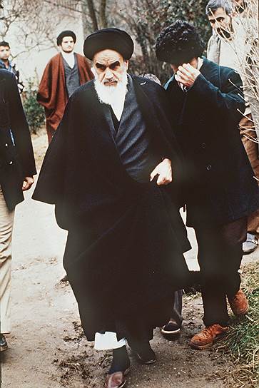 В ноябре 1964 года Хомейни (на фото) был выслан из страны. В эмиграции он продолжил революционную деятельность