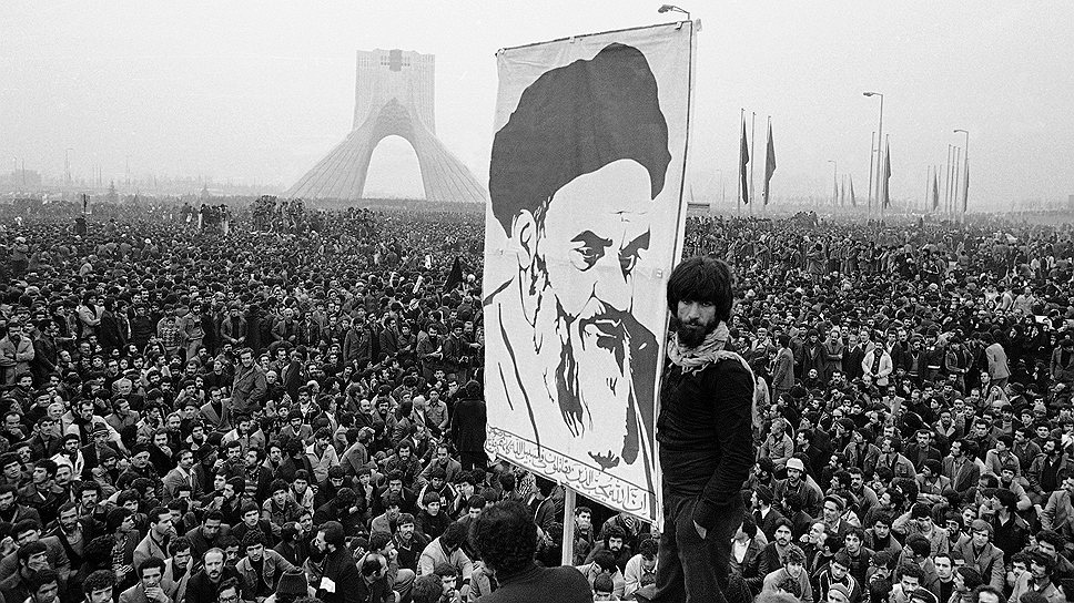 В сентябре 1978 года в Иране было введено военное положение, которое предусматривало запрет на любые демонстрации. Несмотря на это, массовая акция протеста прошла в Тегеране. При ее разгоне погибли 87 человек. После этого началась всеобщая забастовка работников нефтяной промышленности 