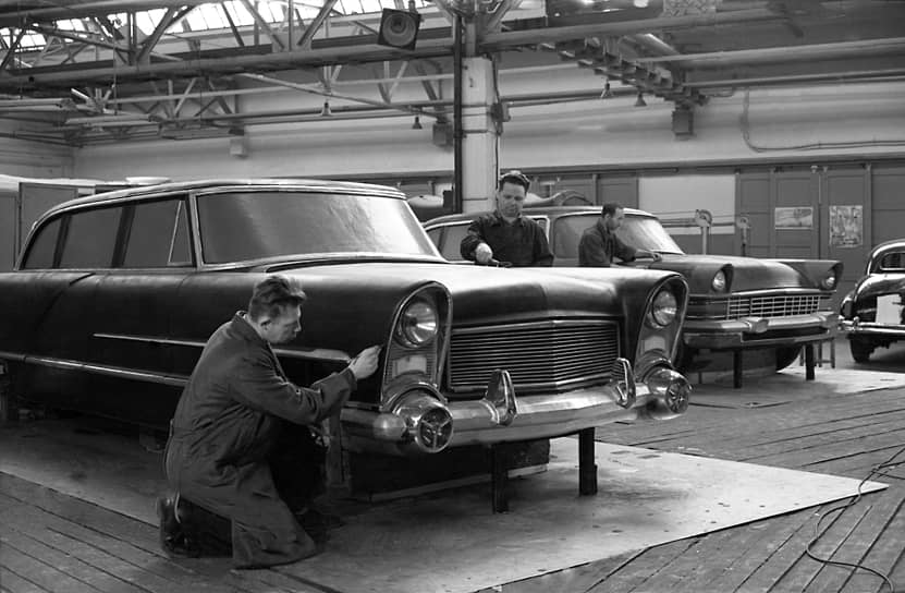1959 год. В Нижнем Новгороде на Горьковском автозаводе была собрана первая партия легковых 7-местных автомобилей представительского класса «Чайка» (ГАЗ-13).