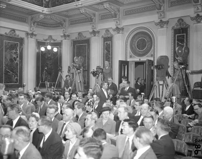 1955 год. Президент США Дуайт Эйзенхауэр провел в Белом доме первую в мире телевизионную пресс-конференцию