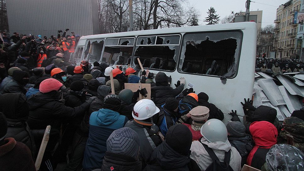 Митингующие на улице Грушевского начали возводить укрепления в ожидании разгона бойцами спецподразделения «Беркут». В ход идут металлические конструкции, заборы. Тем временем милиция подогнала со стороны Кабмина еще одну машину-водомет