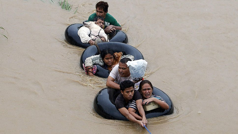 Эвакуация пострадавших от наводнения, вызванного тропическим циклоном &quot;Агатон&quot;, на филиппинском острове Минданао