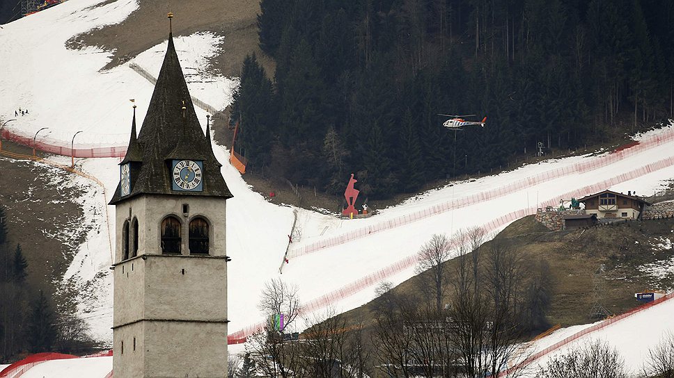 Доставка снега вертолетом на знаменитую трассу скоростного спуска &quot;Штрайф&quot; австрийского горнолыжного города-курорта Кицбюэля. Гонка по трассе, запланированная на 26 января, может быть отменена из-за аномально теплой погоды, длящейся уже несколько недель