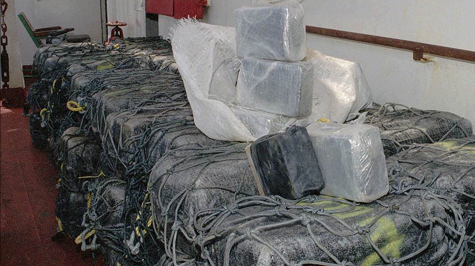 1999 год. Служба береговой охраны США задержала корабль с более чем четырьмя тоннами кокаина на борту. Это считается одним из крупнейших антинаркотических рейдов в истории страны