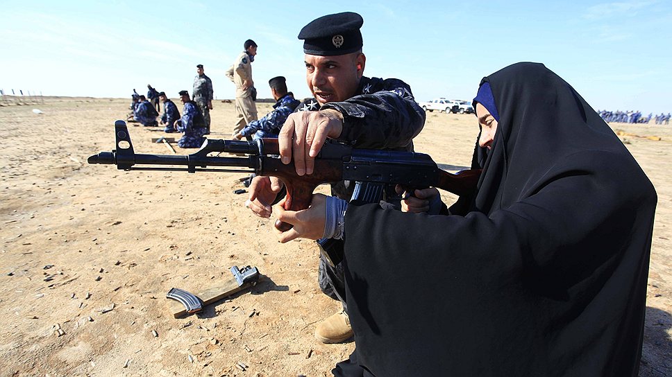 Иракская женщина-полицейский во время учебных стрельб в Наджафе