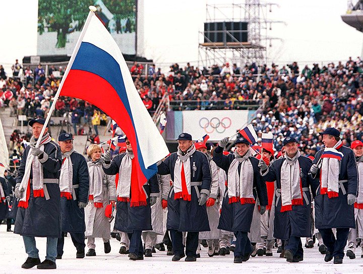 В середине 1990-x в России, наконец, победила мировая тенденция — заказ экипировки для олимпийской сборной у известных модельеров или компаний, производящих одежду&lt;br>Нагано, 1998 г.