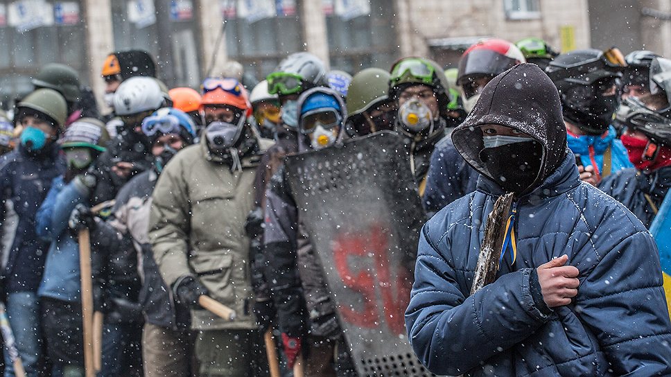 Митингующие возводят баррикады возле гостиницы «Днепр» поперек улицы Грушевского, туда несут металлические щиты, арматуру, доски