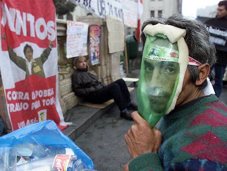 2000 год. Беспорядки в Лиме. Один из протестующих в самодельной защитной маске из пластиковой бутылки