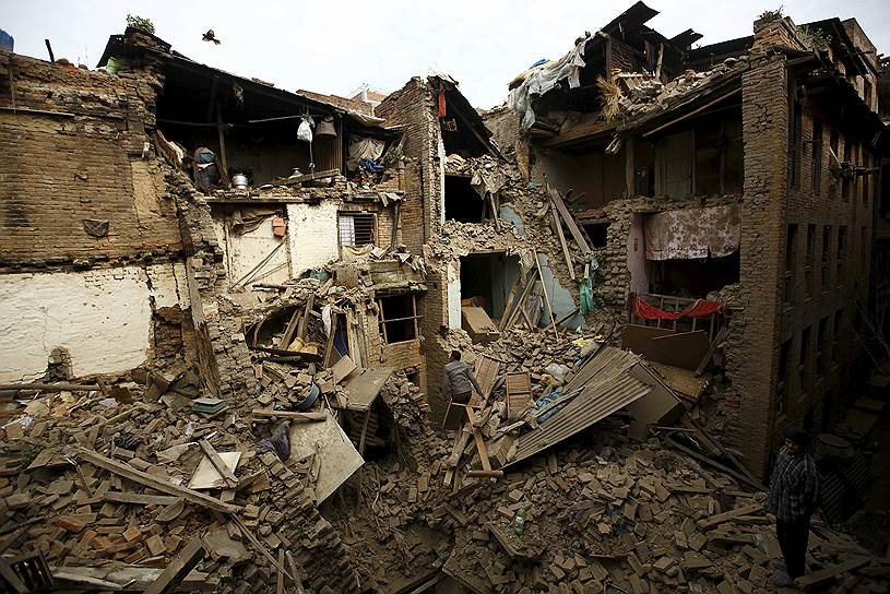 25 апреля 2015 года, Непал. Землетрясение магнитудой 7,9 разрушило столицу Непала Катманду и вызвало сход лавины на Эвересте. В результате бедствя погибли более 2300 человек