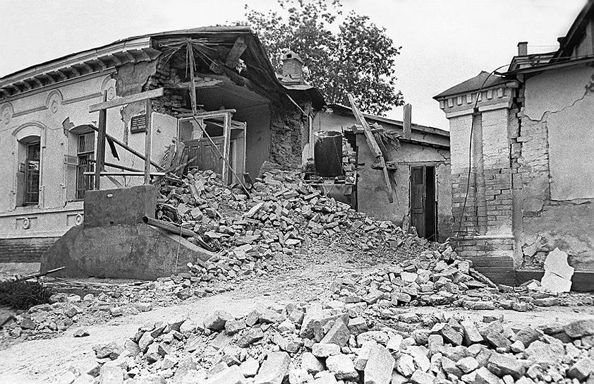 26 апреля 1966 года, Ташкент, Узбекистан. Землетрясение магнитудой 5,2 почти полностью разрушило центр Ташкента. Без крыши над головой остались свыше 300 тыс. человек, а город был восстановлен за 3,5 года 