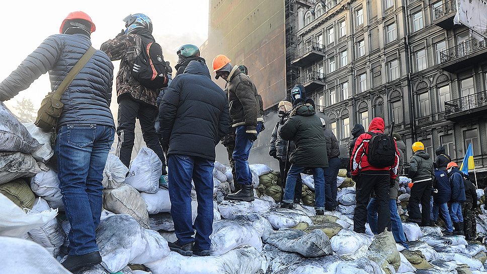 Протестующие строят новые баррикады в центре столицы, протест выходит на улицы и других городов страны