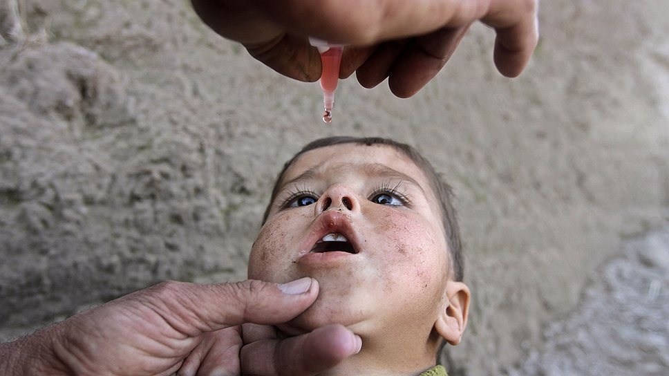 Вакцинация афганских детей от полиомелита на окраине Джалалабада
