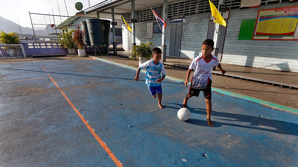 В деревне существует уникальное плавучее футбольное поле и своя футбольная команда Panyee