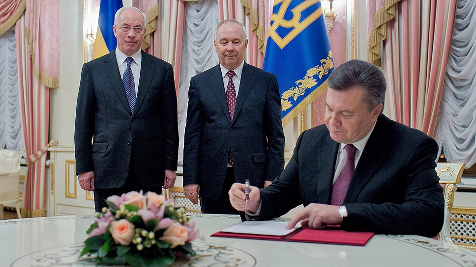 Президент Украины Виктор Янукович (справа) во время подписания указа о назначении Николая Азарова (слева) премьер-министром Украины. В центре председатель Верховной рады Украины VII созыва Владимир Рыбак (13 декабря 2012 года)