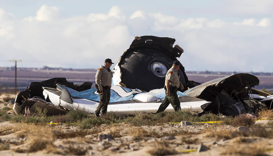 31 октября 2015 года в Мохаве, Калифорния, потерпела крушение ракета SpaceShipTwo. В результате катастрофы один пилот погиб, другой получил серьезные травмы. Причиной аварии стали некорректные действия одного из пилотов Майкла Элсбери. SpaceShipTwo предназначался для совершения суборбитальных туристических полетов. После катастрофы туристы, купившие билеты на будущий рейс этого корабля, попросили вернуть им деньги