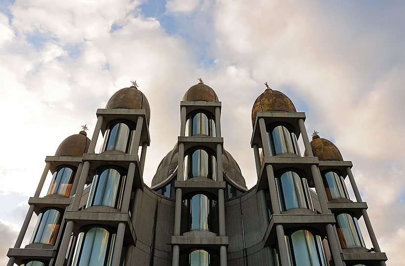 Украинская греко-католическая церковь Святого Иосифа (St. Joseph the Betrothed Ukrainian Greek-Catholic Church), Чикаго. Построена про проекту архитектора Зенона Мазуркевича в 1977 году. Знаменита своими 13 золотыми куполами, символизирующими двенадцать апостолов и Иисуса Христа