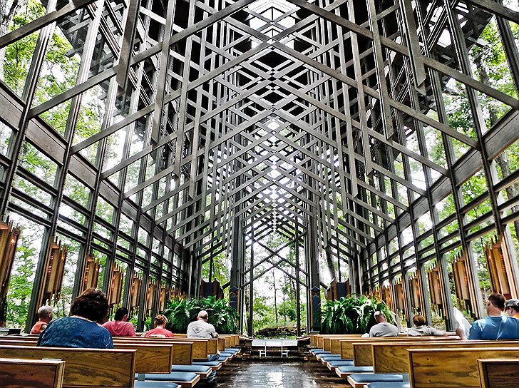 Часовня тернового венца (Thorncrown Chapel), штат Арканзас, США. Создана в 1980 году по проекту американского архитектора Е. Фэя Джонса (Euine Fay Jones). В часовне, построенной из дерева и рассчитанной на 300 человек,— 425 окон, заключить брак здесь могут представители любой из христианских конфессий