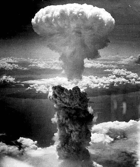 6 и 9 августа 1945 года США сбросили ядерные бомбы «Толстяк» и «Малыш» на японские города Хиросима и Нагасаки&lt;br>
На фото: бомбардировка Нагасаки 9 августа
