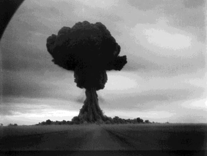 Первая советская атомная бомба РДС-1 (реактивный двигатель специальный) во многом была похожа на «Толстяка». 29 августа 1949 года на полигоне в Семипалатинске прошло ее первое испытание. Мощность бомбы составляла 22 килотонны