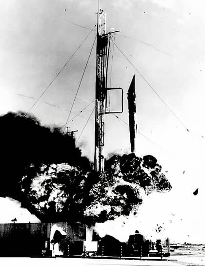 6 декабря 1957 году взорвалась при старте ракета-носитель Vanguard, которая должна была вывести на орбиту первый американский космический спутник. В результате аварии была повреждена стартовая площадка на мысе Канаверал