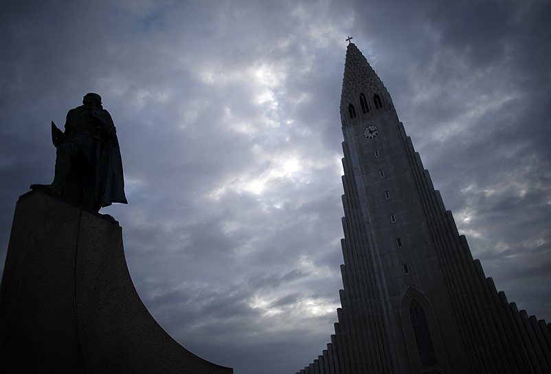 Церковь Хадльгримюра, или Хадльгримскиркья (Hallgrimskirkja), Рейкьявик. Строительство этой лютеранской церкви велось 38 лет и закончилось только в 1986 году уже после смерти ее автора — исландского архитектора Гвюдьоуна Самуэльссона (Gudjon Samuelsson). Церковь названа в честь исландского поэта и лютеранского проповедника Хадльгримюра Пьетюрссона (Hallgrimur Petursson)