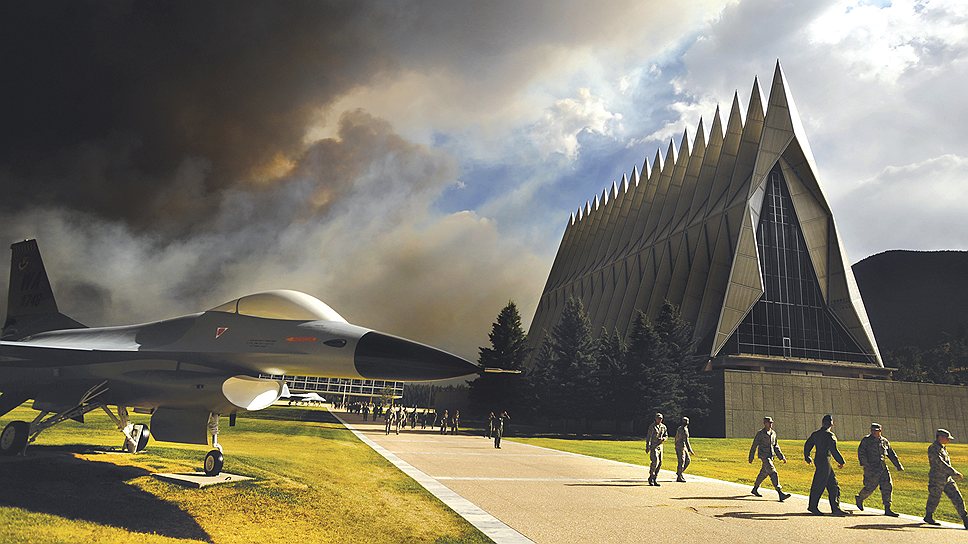 Часовня кадетов академии Военно-воздушных сил США (United States Air Force Academy Cadet Chapel), Колорадо. Построена в 1962 году по проекту архитектора Уолтера Нетча (Walter Netsch) из американского бюро Skidmore, Owings &amp; Merrill. Под ее крышей располагается сразу несколько часовен — протестантская (рассчитана на 1200 человек), католическая (500), иудейская (100) и буддистская,— а также помещения, где могут молиться представители других религий