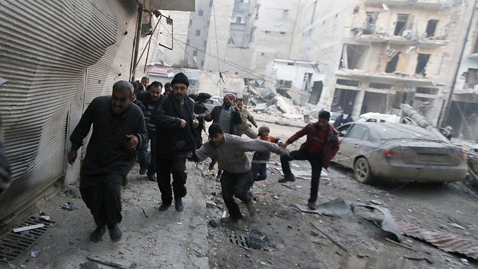 Жители Алеппо бегут в убежище во время воздушной тревоги
