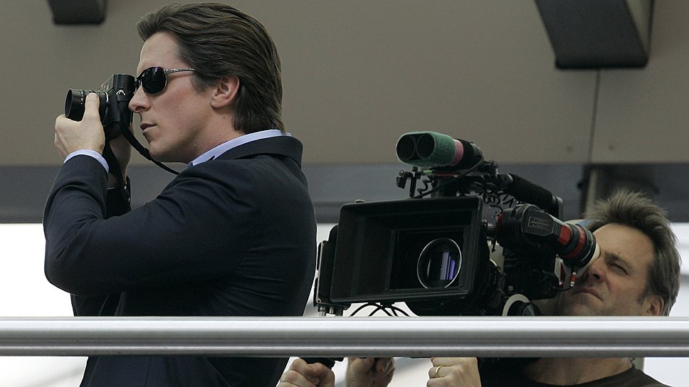 «Не думаю, что я хоть как-то похож на персонажей, которых играю. Скорее всего, я очень далек от них»&lt;br> В 1992 году вышел мюзикл с участием Кристиана Бейла «Продавцы новостей», для роли в котором актер научился петь и танцевать. Два года спустя актриса Вайнона Райдер пригласила Бейла на роль в фильме «Маленькие женщины», который трижды номинировался на «Оскар»