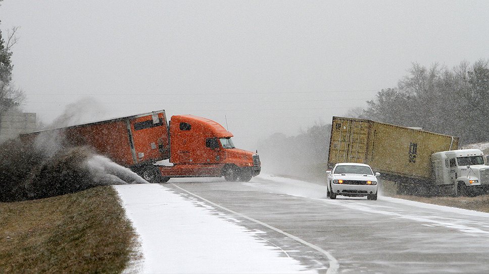 Сильные снегопады и ледяные дожди на юге США стали причиной множества аварий на дорогах