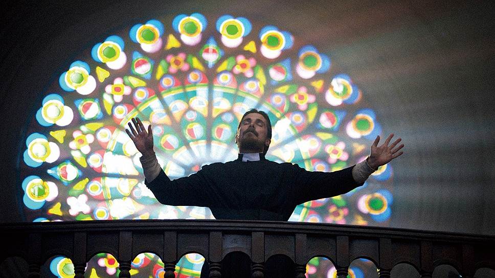 «Я не в том положении, чтобы выбирать из большого количества предложений, но в идеале я хотел бы всегда делать что-то, не похожее на мои предыдущие работы. Я не хочу быть актером, о котором всегда известно, где он снимется в следующий раз»&lt;br> В 2011 году вышла китайская военная драма Чжана Имоу с участием актера «Цветы войны» (кадр на фото)