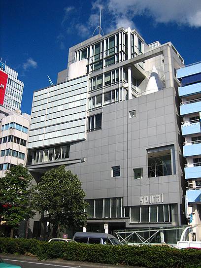 &lt;i>&lt;b>Культурный комплекс «Спираль»/Spiral building, или Wacoal Art Center&lt;/b>&lt;/i>&lt;br>
&lt;i>&lt;b>Местоположение/год постройки:&lt;/b>&lt;/i>Токио, Япония/1985&lt;br>
Фумихико Маки стал вторым японским архитектором, получившим Притцкеровскую премию, после Кэндзо Тангэ — они вместе учились в Университете Токио, а впоследствии стали одними из основателей нового течения в японской архитектуре, получившего название метаболизм и рассматривающего город как живой организм. Тогда же, когда и арена для лицея в Фудзисаве, был закончен другой известный проект Фумихико Маки — культурный центр «Спираль» в Токио (на фото). Сегодня японский архитектор работает по всему миру: одна из его последних громких работ — 74-этажная башня Всемирного торгового центра в Нью-Йорке, строительство которой завершилось в 2013 году