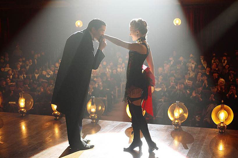 «Я почувствую, что моя популярность вступает в конфликт с моей работой, только если из-за нее потеряю роль. Но пока мне достаются хорошие роли. Я не делаю ничего, чего не хотел бы делать»&lt;br> Известно, что кандидатура Кристиана Бейла рассматривалась на роль Уилла Тернера в «Пиратах Карибского моря», а также актер мог стать очередным Джеймсом Бондом в «Казино &quot;Рояль&quot;»&lt;br> На фото: кадр из фильма «Престиж»