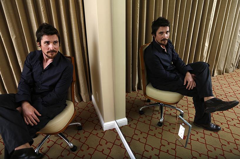 «Я довольно скучный человек, мне не о чем особо рассказывать. Я предпочитаю поработать со зрителями в качестве актера, а не перед интервьюерами. Кроме того, я же актер, а не политик. Вся суть как раз в том, что люди не должны меня знать»&lt;br> Среди последних работ актера — фильмы «Игра на понижение», «Обещание», «Недруги», «Власть», где он сыграл бывшего вице-президента США Дика Чейни