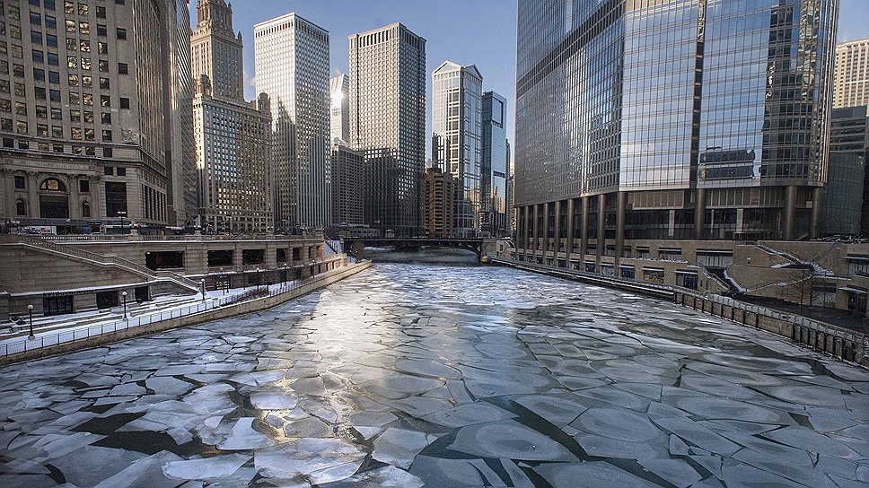 Вид на замерзшую реку Чикаго с моста Мичиган-авеню
