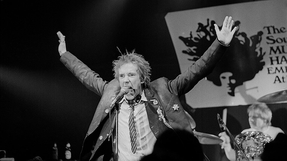 История Sex Pistols началась в середине 1970-х, когда у начинающего музыкального продюсера возникла идея создать провокационную рок-группу. На тот момент Малкольм Макларен был больше известен как модельер, открывший вместе с Вивьен Вествуд культовый лондонский магазин одежды на Кингс-роуд. Группе The Strand, менеджером которой он являлся, не хватало харизматичного вокалиста. По легенде, в августе 1975 года Джон Лайдон появился в магазине Макларена с чудовищной прической и в рваной футболке с надписью «Pink Floyd», на которой зеленым фломастером было дописано «Я ненавижу». Прослушивание кандидата состоялось в пабе неподалеку, и, несмотря на то, что в ноты Лайдон попадал с трудом, Макларен уговорил музыкантов дать ему шанс