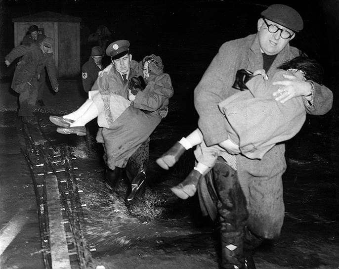 1953 год. В странах Северного моря произошло наводнение, вызванное штормом и последовавшим за ним высоким приливом. Около 2,4 тыс. человек погибли. ЧП затронуло Нидерланды, Великобританию (на фото), Германию, Данию, Норвегию и Бельгию
