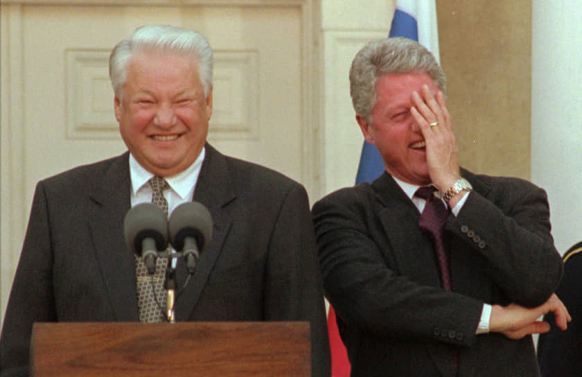 «Билл, мы не соперники, мы друзья»&lt;br> Внешняя политика Бориса Ельцина была, с одной стороны, направлена на налаживание отношений со странами Запада (так, в 1992 году Ельцин заявил, что оружие бывшего СССР не будет нацелено на США), а с другой стороны, на построение новых отношений с бывшими советскими республиками&lt;br> На фото: Борис Ельцин и президент США Билл Клинтон, смеющийся над шуткой российского президента о журналистах во время пресс-конференции в Нью-Йорке