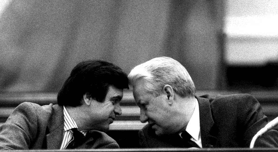 В июне 1991 года после избрания Бориса Ельцина президентом Российской Федерации Руслан Хасбулатов (на фото слева) стал председателем Верховного совета.
В августе 1991 года, когда Горбачев как союзный президент был отстранен ГКЧП от власти, Хасбулатов, по мнению участников тех событий, сыграл одну из решающих ролей в подавлении путча