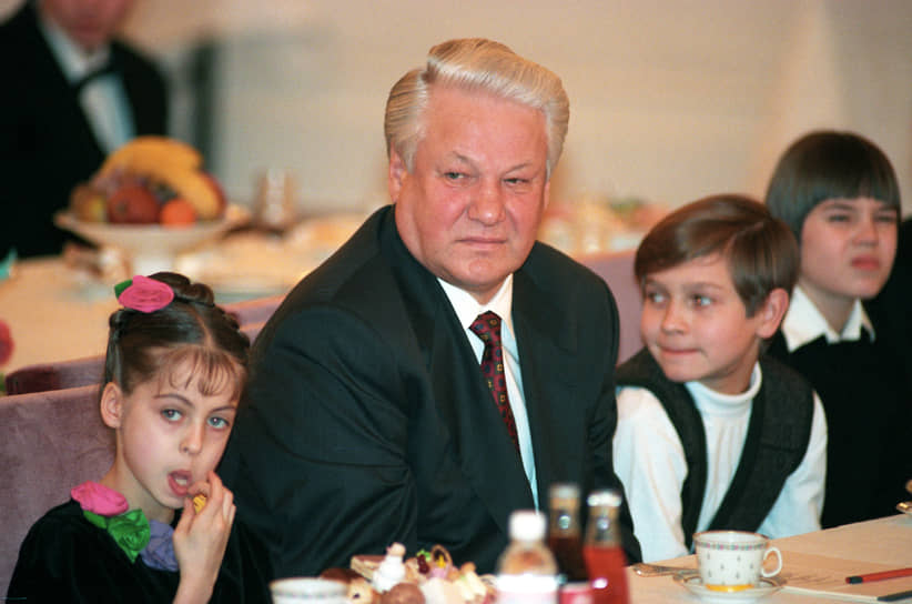 «Сегодня, именно сегодня альтернативы Ельцину нет. Завтра будет. А сегодня нет»&lt;br> Конституционный кризис в России вылился в вооруженные столкновения на улицах Москвы, последовавшие за штурмом противниками президента мэрии и телецентра «Останкино» 3 октября 1993 года. Победу Борису Ельцину обеспечила поддержка силовых структур, однако в ходе несогласованных действий войск 3–4 октября в Москве погибло не менее 150 человек, еще более 300 были ранены. Результатом октябрьских событий стал роспуск Верховного совета и принятие новой Конституции в декабре 1993 года