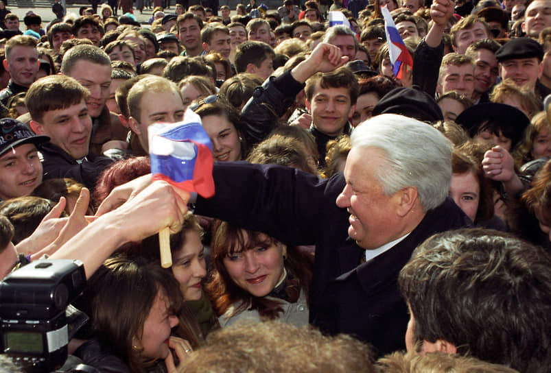 «Я с оптимизмом смотрю в будущее и готов к энергичным действиям. Великая Россия поднимается с колен! Мы обязательно превратим ее в процветающее, демократическое, миролюбивое, правовое и суверенное государство»&lt;br> Вступив в должность президента, Борис Ельцин начал переговоры с Михаилом Горбачевым и главами других союзных республик о подписании нового союзного договора. В августе 1991 года Ельцин возглавил противодействие путчу ГКЧП, превратив Белый дом в центр сопротивления. Выступая с танка у Дома советов, он назвал действия ГКЧП государственным переворотом. В ноябре того же года Борис Ельцин подписал указ о прекращении деятельности КПСС