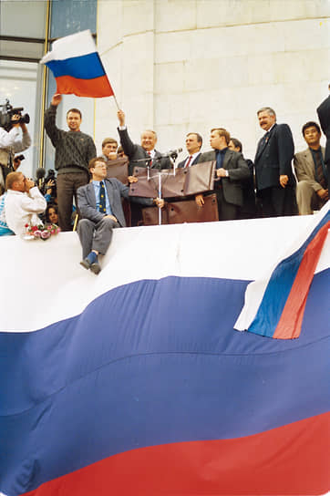 «Правительству нужен новый толчок…»&lt;br> В конце 1980-х годов Борис Ельцин (на фото с флагом), работавший первым заместителем председателя Госстроя СССР, получил славу опального политика, которая в дальнейшем помогла ему стать лидером демократического движения. В 1990 году Ельцин был избран народным депутатом и председателем Верховного Совета РСФСР. Его политический вес резко увеличился после того, как 12 июня 1990 года Совет принял Декларацию о государственном суверенитете РСФСР