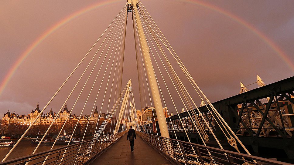 Радуга над пешеходным мостом в Лондоне