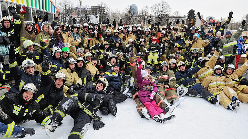 Флешмоб московских пожарных на катке в парке Горького