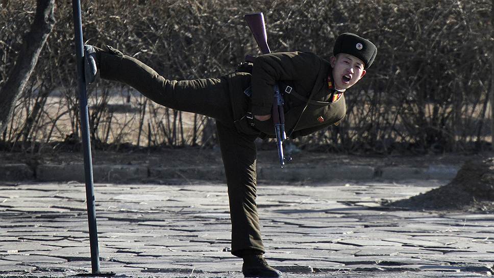 Северокорейский солдат показывает навыки рукопашного боя фотографу Reuters Джеки Чену после того, как заметил его на реке Ялуцзян, разделяющей КНДР и Китай