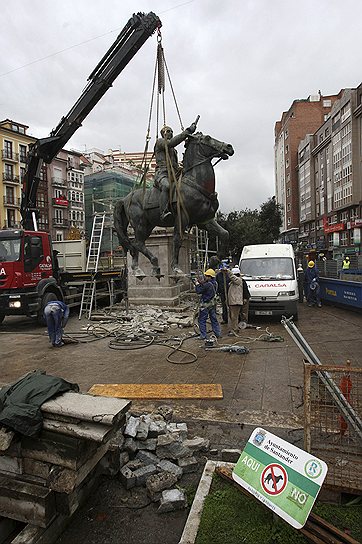 В 2007 году, когда социалисты получили большинство в парламенте Испании, статуи и памятники Франко начали сносить
